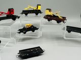 de nombreux véhicules miniatures exposés sur une table