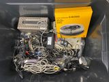 une boîte remplie de fils et d'autres composants électroniques