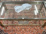 une table basse en verre posée sur un tapis au sol