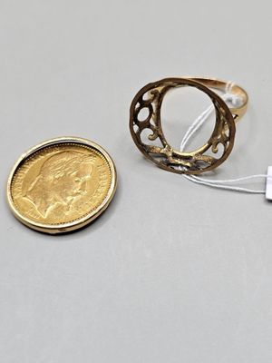 une pièce et une bague posées l'une à côté de l'autre sur une table