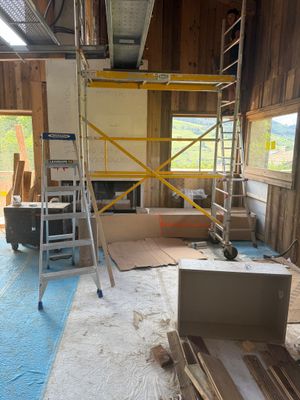 une pièce dans laquelle se trouvent une échelle et quelques cartons