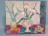 un tableau représentant des fleurs roses dans un vase blanc posé sur une table