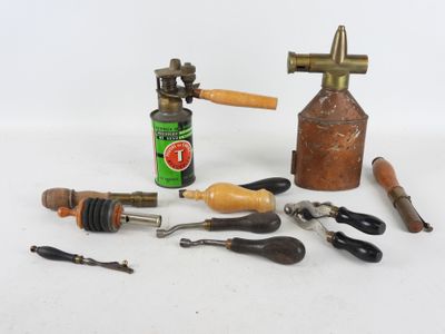 un grand nombre d'outils posés sur une table