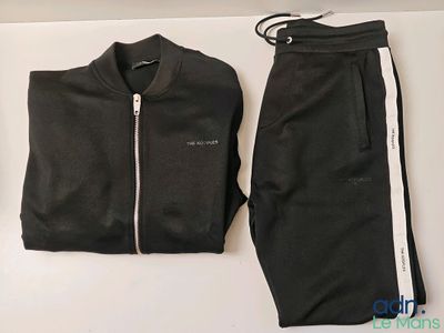 la veste et le pantalon sont noirs, avec des rayures blanches