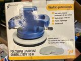 quelqu'un tient à la main une boîte contenant du matériel de polissage