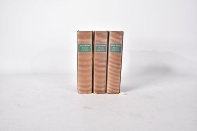 deux livres posés l'un sur l'autre devant un fond blanc