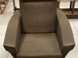 Le fauteuil inclinable se trouve dans le magasin, prêt à être utilisé.
