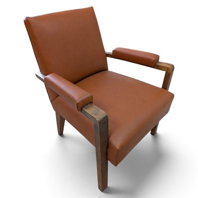 fauteuil en cuir marron avec des pieds et des accoudoirs en bois, sur fond blanc