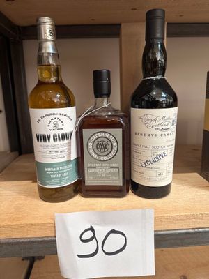 Plusieurs bouteilles d'alcool sont posées sur une étagère, accompagnées d'une étiquette de prix