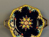 assiette jaune, bleue et noire ornée d'un motif floral