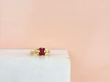 une image représentant une bague en or surmontée d'un rubis