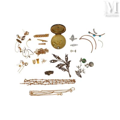 beaucoup de bijoux posés sur la table