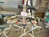 une machine posée sur une table dans une pièce