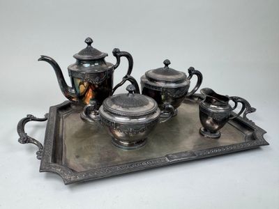 un service à thé ancien en argent posé sur un plateau, sur fond blanc
