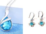 un gros plan d'un collier et de boucles d'oreilles sur fond bleu