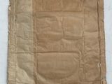 un morceau de papier brun posé sur une surface blanche