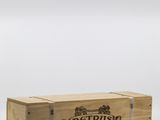 une boîte en bois portant un logo, posée sur une surface blanche
