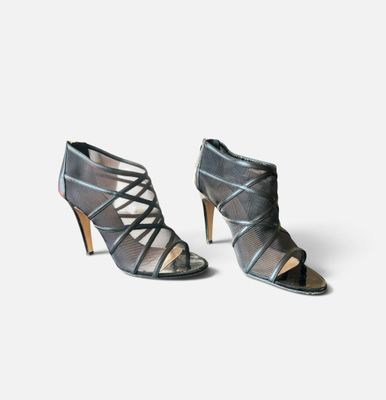 une paire de chaussures pour femme sur fond blanc