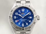 gros plan d'une montre-bracelet avec un cadran bleu