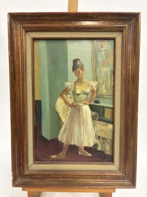 une peinture à l'huile représentant une femme en robe blanche debout devant un miroir