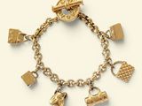 une photo d'un bracelet en or orné de breloques