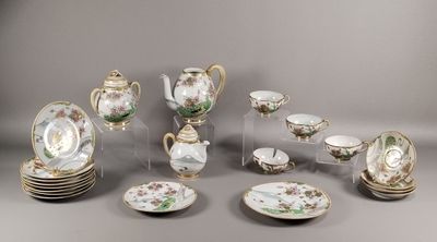 beaucoup d'assiettes, de tasses et de soucoupes sur la table