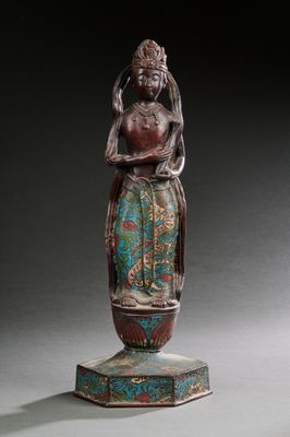 une image représentant une statue d'une femme tenant un bol