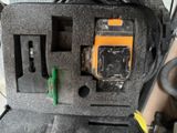 un étui noir contenant un objet jaune et noir