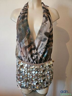 une photo d'une robe de mannequin ornée de paillettes