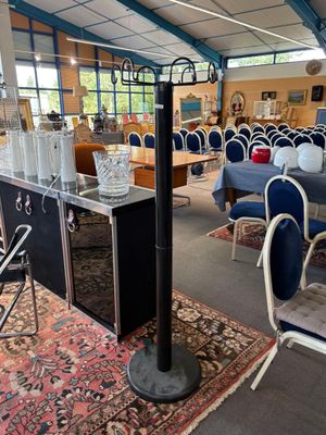 de nombreuses chaises et tables dans une pièce dotée d'une cheminée