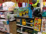 de nombreuses boîtes de jouets sur les étagères du magasin
