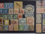 une photo d'une collection de timbres exposée sur un mur