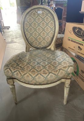 une chaise qui se trouve au milieu d'une pièce
