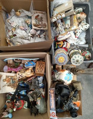 deux cartons remplis d'objets divers posés par terre