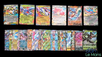 une pile de cartes Pokémon empilées les unes sur les autres
