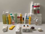 de nombreux types de produits de soins de la peau sur la table