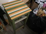 une petite table et une chaise dans une pièce encombrée