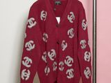 Cardigan Chanel rouge orné du logo Chanel blanc