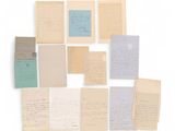 une image représentant une collection de vieilles lettres et de documents posés sur une surface blanche