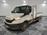 un camion blanc garé sur un sol à carreaux