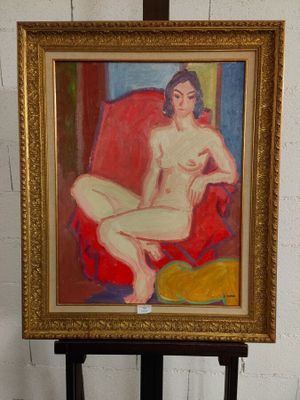 une image représentant un tableau d'une femme nue assise sur une chaise rouge