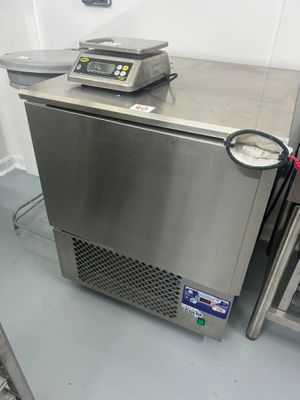 a machine that is sitting on the floor in a room