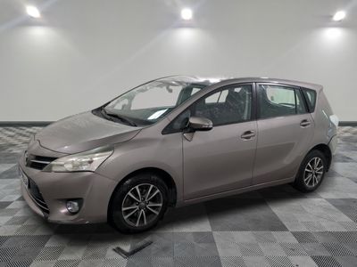 La Toyota Yaris est garée sur un sol en carrelage à damier.