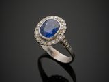 bague en saphir bleu et diamant sur fond noir