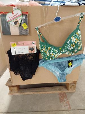 une boîte en carton sur laquelle sont posés un soutien-gorge et une culotte
