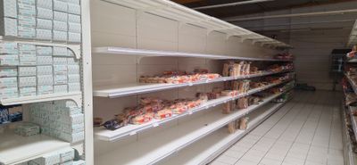 deux photos d'une épicerie dont les rayons regorgent de produits alimentaires