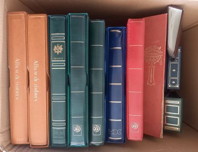 de nombreux livres qui se trouvent dans une boîte sur la table