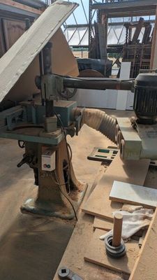 une machine qui travaille sur une pièce de bois