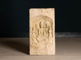 une photo d'une statue de Bouddha en pierre posée sur une table