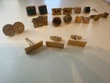 de nombreux types de boutons de manchette posés sur une table